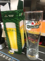 海尼根與F1聯名的限量紀念玻璃杯只有一個 真的很漂亮 只有在旋轉拍賣這種平台才撿到這種便宜