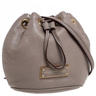 【正品平放・近全新】Marc by Marc Jacobs (MBMJ) 荔枝紋真皮抽繩 Mini 水桶包（奶茶灰 / 燕麥色）