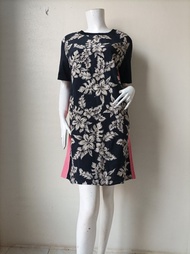 黑色迷你連身裙，有內襯，胸圍 44 英吋。