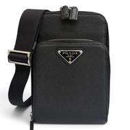 成色極佳 □ PRADA 2ZH126 Saffiano 皮革三角形 logo 手機殼單肩包，黑色，意大利製造，男士，原價 280,500 日元