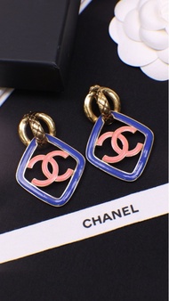 Chanel 22S春夏系列蓝粉双C菱形镂空耳夹