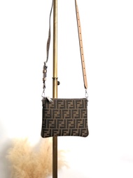 【日本直送 名牌中古包】FENDI 芬迪 經典 FF 壓紋 焦糖色 賈卡斜挎包 迷你包 vintage 復古 z7gs5g