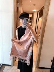 Gucci 粉色圍巾