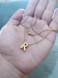 Lan’z Kalung Liontin Huruf R Kecil Titanium Anti Karat ( emas)