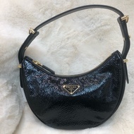 Prada 油蠟皮 金扣 Hobo 月亮 腋下包 XB902