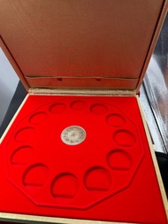 加拿大皇家造幣廠（Royal Canadian Mint）於 1998 年至 2009 年發行的第一輪《中國十二生肖賀歲》$15 元精鑄純銀紀念幣 12 枚大全套原裝珍藏盒（與中央紀念章）