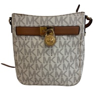 二手 Michael Kors MK 標誌印花肩背包/斜背包，白色。