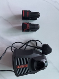 Bosch 充電池 2個，連叉電器。
