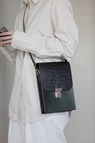 手工手縫黑色鱷魚紋暗綠色植鞣真皮背包