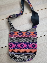 有禮貌穿搭 民族風 南美洲 印地安 刺繡圖騰 圓筒包 寬背帶