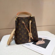LV Neonoe BB手提斜背水桶包