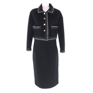 香奈兒 (CHANEL) Vintage 20737 套裝，成色極佳，100% 真絲襯裡，罕見的 Coco 紐扣，金色紐扣，80 年代羊毛短款粗花呢套裝，黑色，40 碼，法國製造，女款