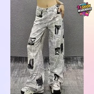 [พร้อมส่งจากไทย] กางเกงยีนส์ขาวลาย Newspaper 🗞️ สุดเท่! สไตล์ Street Chic เก๋ไม่ซ้ำใคร ✨ [โกดัง Fash