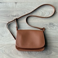 Longchamp LE FOULONNÉ 馬鞍斜背包，已停產的中號尺寸，經典金棕色