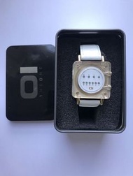 THE ONE 01 RAZOR BLOCK Gilt 塑膠透明正方形白色錶面红色LED 顯示燈白色皮帶手錶
