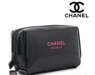 香奈兒Chanel 黑色漆皮粉字亮面奢華長方(小) 拉鍊 專櫃限定贈品 化妝包 手機包 手拿包 盥洗包 小款