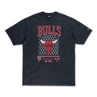 New Era เสื้อยืดแขนสั้นรุ่น Chicago Bulls Old School Sport AP Black Oversized Short Sleeve T-Shirt