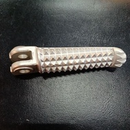 100 % ORIGINAL FRONT FOOTREST FOR YAMAHA YZF-R1 98'-19' , R1M 15 - 18', YZF-R6 05-11'(5JJ-27441-10).