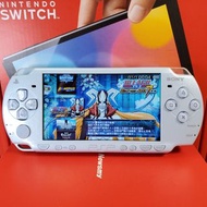 標配新淨淺藍色Sony PSP2000掌上遊戲機遊戲掌機齊件：①高速64G卡已入滿遊戲+②卡套+③原廠電池+④三腳雙USB多功能火牛+⑤充電線+⑥數據線+⑦水晶保護殼————已升級固化最新系統，可玩絕大部分超過20000款遊戲（門市開單，半年保養）