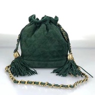 Chanel vintage mini墨綠色麂皮流蘇鏈條水桶包 . 底長19cm 。1開