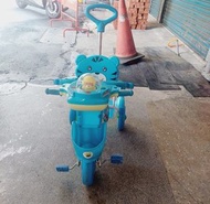 可用一包14公升新北市專用垃圾袋 兌換／加大版幼兒三輪自行車／前後接有置物籃／腳踏車／手推車／安全扣環腳踏車／聲光效果按鈕／大人可腳踏車／加強大片靠背／堅固舒適座椅／坐墊寬敞舒適