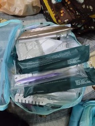 大量酒店即棄用品 - 梳，牙膏，牙刷，剃鬚刀，紙拖鞋，毛巾仔等等