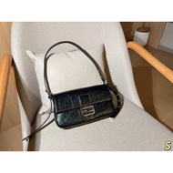 245
Fendi Fendi
New Product Baguette Baguette BaguetteUnderarm Bag
Size: 26 x 14 x 5
Gift Box Packag