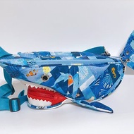 童趣立體鯊魚斜背包