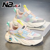 NBGAGA รองเท้าผ้าใบเด็กผู้หญิงสีสันสดใสวัสดุตาข่ายสายรัดตีนตุ๊กแกรองเท้ากีฬาสำหรับนักเรียนเด็ก