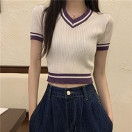 Ruo Bei Xuan เสื้อยืดคอวีแฟชั่นสำหรับผู้หญิงเสื้อยืดถักแขนสั้นคอวีเปิดไหล่ด้านหน้าเส้นสีขาวและดำแฟชั