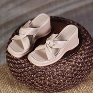 🦋杏色/白色防水厚底舒適拖鞋涼鞋韓國上衣White/Beige flip flops sneakers shows heels scandals