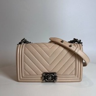 CHANEL 25開 粉膚荔枝皮山型紋BOY25