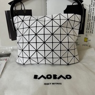 ISSEY MIYAKE 三宅一生BAOBAO幾何方格手提/肩背新月包(白色)