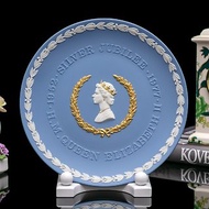 英國製wedgwood女王即位1977浮雕碧玉紀念藝術鑲金陶瓷盤掛盤