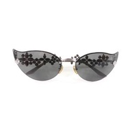 成色極佳 ★LOUIS VUITTON75BR6 稀有款，限量 1000 副，編號 843/1000，貓眼太陽眼鏡，鑲嵌施華洛世奇水晶，黑銀色，67□17 135，附原廠盒及眼鏡盒，女士款