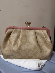 正版Coach Signature Kisslock 手提包