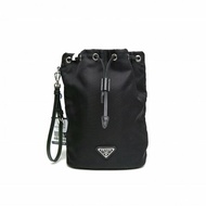 PRADA 黑色尼龍抽繩水桶手拿包肩背包