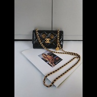 Chanel 金鍊金幣油蠟亮面皮革斜背小包