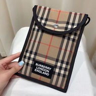 Burberry 手機包 尺寸15x21 $2380