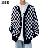 Suikone เสื้อสเวตเตอร์ชายสไตล์เกาหลีสไตล์ฮ่องกงหลวมเสื้อกันหนาวคอวีบุคลิกภาพเสื้อคาร์ดิแกนลายตารางหม