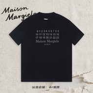 Maison-Margiela เสื้อยืดแขนสั้นอเนกประสงค์เสื้อยืด MM6คอตตอนแท้พิมพ์ลายดิจิตอลทรงหลวมสำหรับทั้งหญิงแ