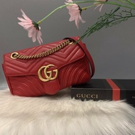 GUCCI 古馳 紅色山型紋 GG marmont 馬夢相機斜背包/肩背包