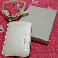 全新 可議 agnes b. 直式 掛帶 皮革  證件票卡 夾(知性米白色) 日本專櫃正貨限定色