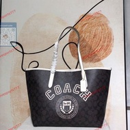 Coach蔻馳 咖啡配白色 款號： CB869 Coach Varsity 學院風托特包 經典老花咖啡色結合美式常春藤校徽印花 尺寸：332916