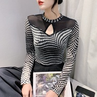 YIGE เสื้อยืดผู้หญิงประดับลูกปัดผ้าตาข่าย2023ใหม่ฤดูใบไม้ร่วงเสื้อครึ่งตัวแขนยาวพิมพ์ลายเสื้อซับในเข
