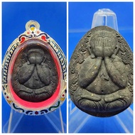 非常珍贵,稀有的两位高僧(Archan Tom,龙婆玛哈士拉高僧大德(龙婆济公)念经加持白兰贝葉经粉掩面佛,已包好非常精美电镀银龙牙壳Phra Pidta Archan Tom Maha Sila
