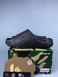 A BATHING APE（BAPE）猿人頭浮雕迷彩壹字拖鞋 黑色立體壓花