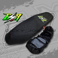 Cover Jok Motor 𝗔𝗺𝗽𝗹𝗮𝘀 𝗞𝗮𝘀𝗮𝗿 (Pakai Karet) Variasi Logo Mika Motor Vario Beatdll.