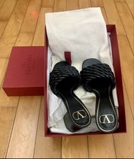 Valentino Garavani slides with shoe bags and box (size:37.5 , 3" heel )   這個鞋款的鞋頭比較窄，所以較適合36號腳）100% 