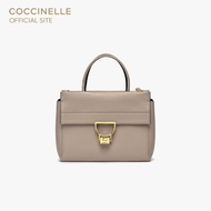 COCCINELLE กระเป๋าถือผู้หญิง รุ่น ARLETTIS HANDBAG 180201 สี WARM TAUPE